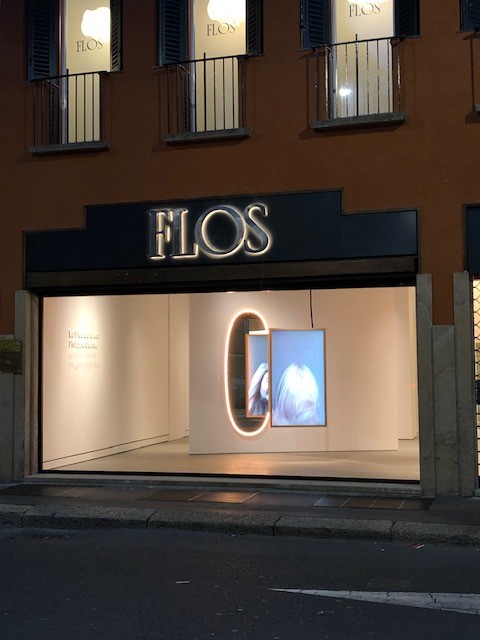 FLOSのLA PLUS BELLE、デザイナーはPhilippe Starck、夜になると一層美しさが際立っていました