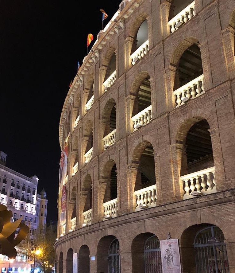 ヨーロッパの建築物のライトアップ、スペインバレンシアの闘牛場