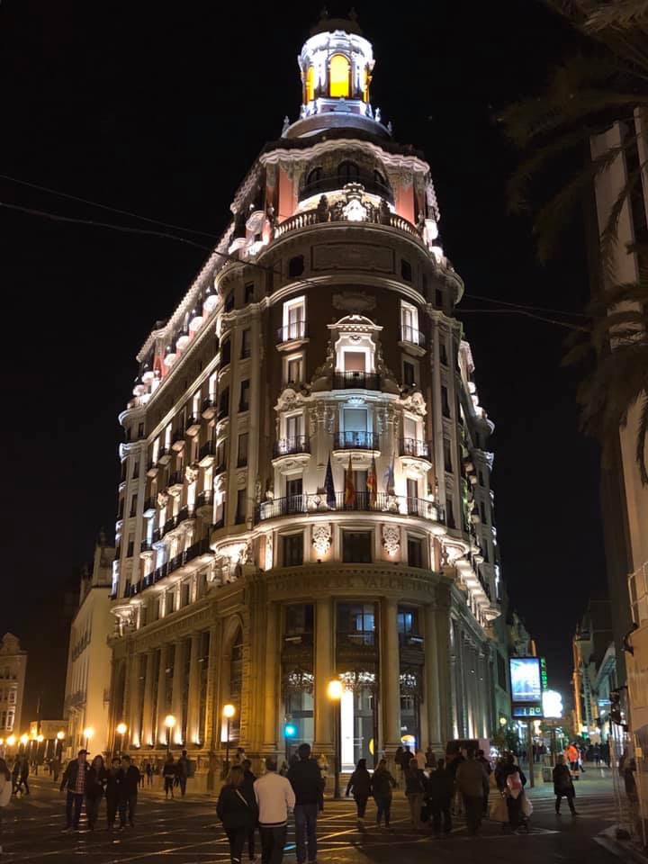 ヨーロッパの建築物のライトアップ、スペインバレンシアのBanco de Espana