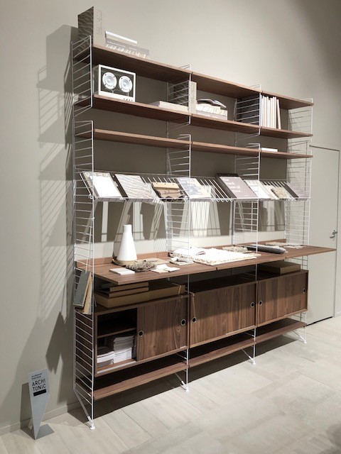 S.PROJECT、string®  furnitureの展示ブース、string®  system、ホワイトフレーム、ウォールナット