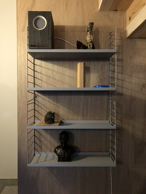 スウェーデン製のウォールラックシステム、string® shelf