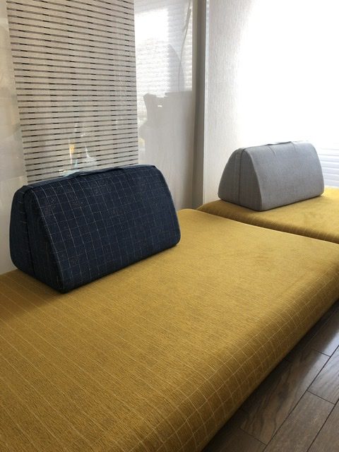 HAREMのロースタイルソファ、CARRY SOFA、背もたれは持ち運びできるようにハンドストラップがついています