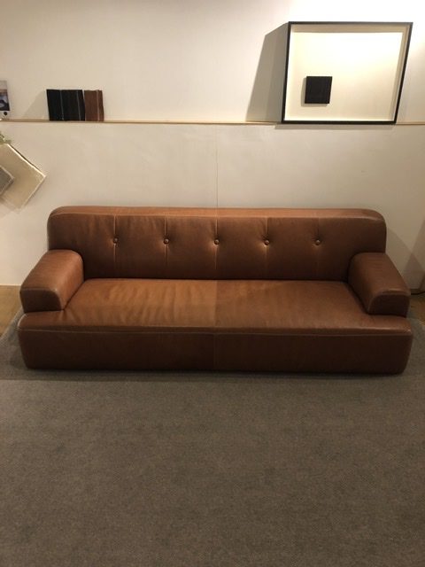 HAREM中目黒店、設計ひとともり、ロースタイルソファ、MAROON SOFA