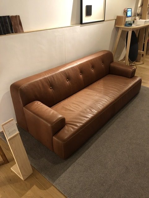 HAREM中目黒店、設計ひとともり、ロースタイルソファ、MAROON SOFA