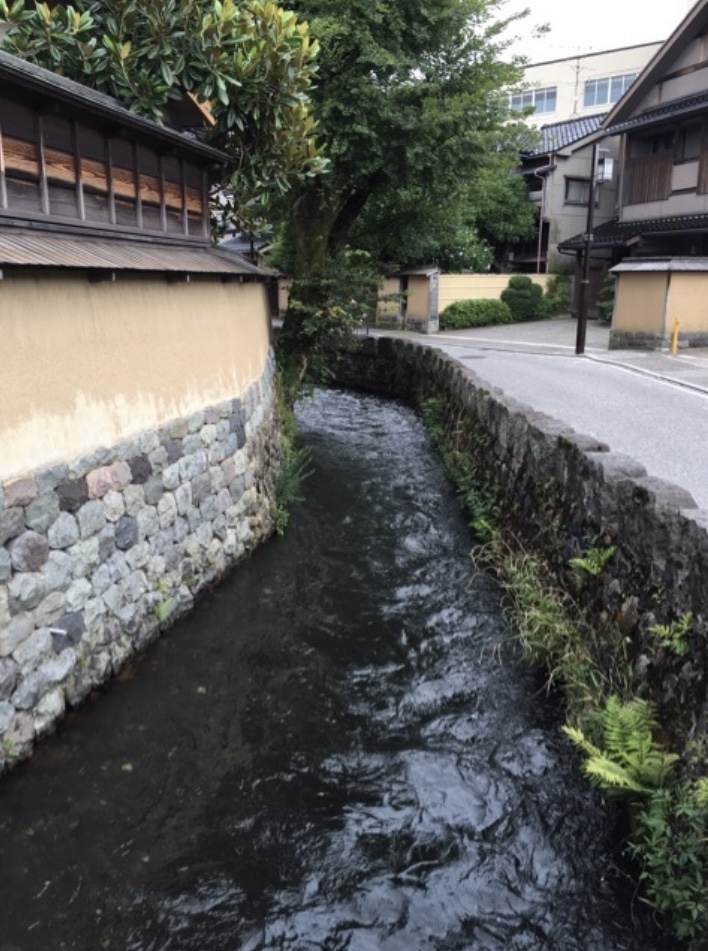 金沢長町やすらぎ緑地、用水、水量豊か、せせらぎ、石川県金沢市