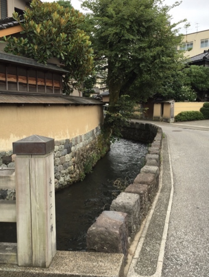 金沢長町やすらぎ緑地、用水、水量豊か、せせらぎ、石川県金沢市