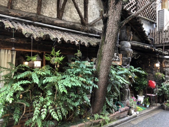 東京神保町の人気喫茶店さぼうる、山小屋風、ウッディ、昭和の喫茶店