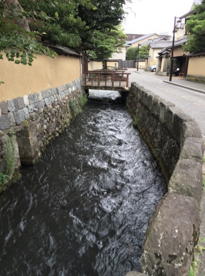 金沢長町やすらぎ緑地、用水、水量豊か、せせらぎ、石川県金沢市