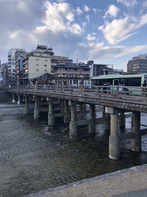 京都 三条大橋 欄干 緑青色 鴨川 木造橋