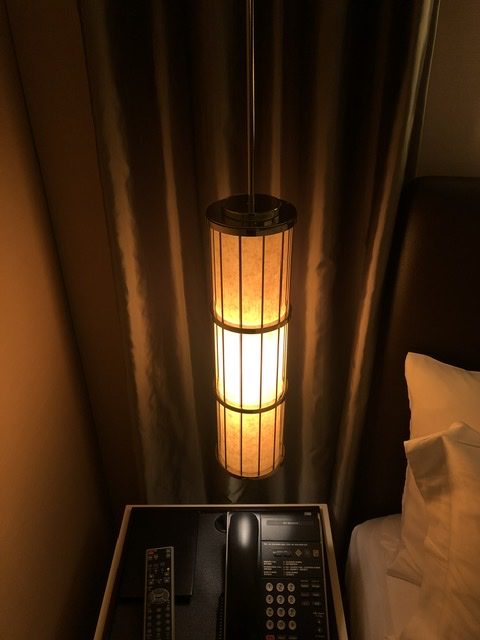 セントレジスホテル大阪 ベッドサイド照明 サスペンション