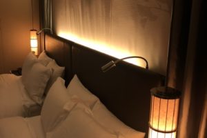 セントレジスホテル大阪 ベッドサイド照明 サスペンション